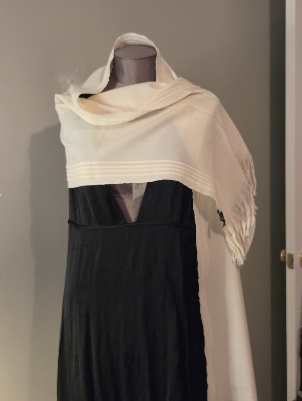 GUCCI AUTHENTIC GORGEOUS Elegant white Scarf/ Wrap 100% Wool